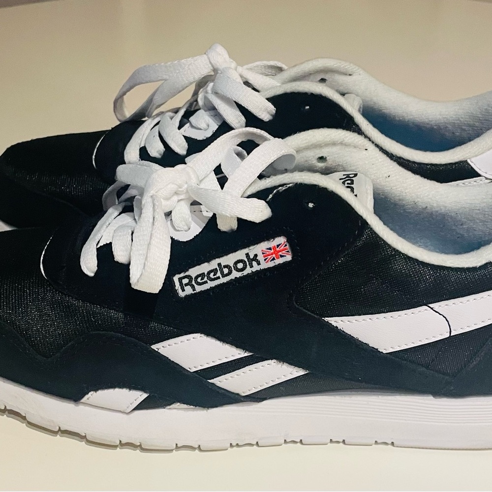 Brand new from a Reebok sample sale. Classic,  size 9.5. Perfect condition.🎁